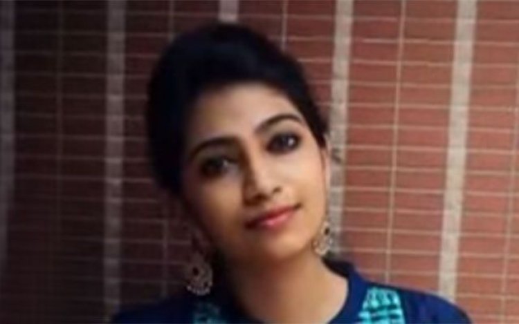 രാഹില്‍ കടന്നുവന്നത് മാനസിയും മൂന്നുകൂട്ടുകാരും ഭക്ഷണം കഴിച്ചുകൊണ്ടിരിക്കെ; പാതിവഴിയില്‍ ഊണ് അവസാനിപ്പിച്ച്‌ മാനസ സംസാരിക്കാന്‍ എഴുന്നേല്‍ക്കുമ്ബോഴും ഒരുസംശയവും തോന്നിയില്ല; രാഹില്‍ ബലമായി അകത്ത് നിന്ന് കുറ്റിയിട്ട ശേഷം പൊടുന്നനെ കേട്ടത് വെടി പൊട്ടുന്ന ശബ്ദം; അതിക്രമം മാനസ ഒന്നര മാസത്തിനുള്ളില്‍ ഹൗസ് സര്‍ജന്‍സി പൂര്‍ത്തിയാക്കാന്‍ ഇരിക്കെ