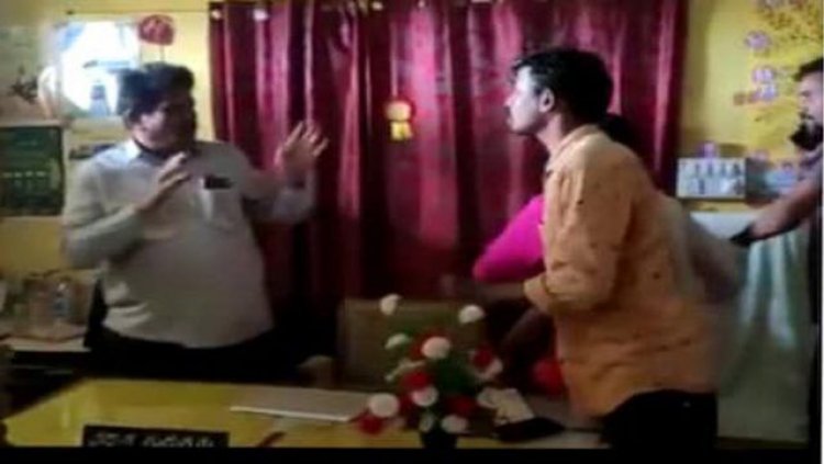 വാക്സിന്‍ എടുക്കുന്നതിനിടെ നഴ്സിന്റെ നമ്ബര്‍ വാങ്ങി; നിരന്തരം അശ്ലീല സന്ദേശമയച്ച പ്രധാനാധ്യാപകനെ ക്ലാസ് മുറിയിലിട്ട് നാട്ടുകാര്‍ തല്ലി