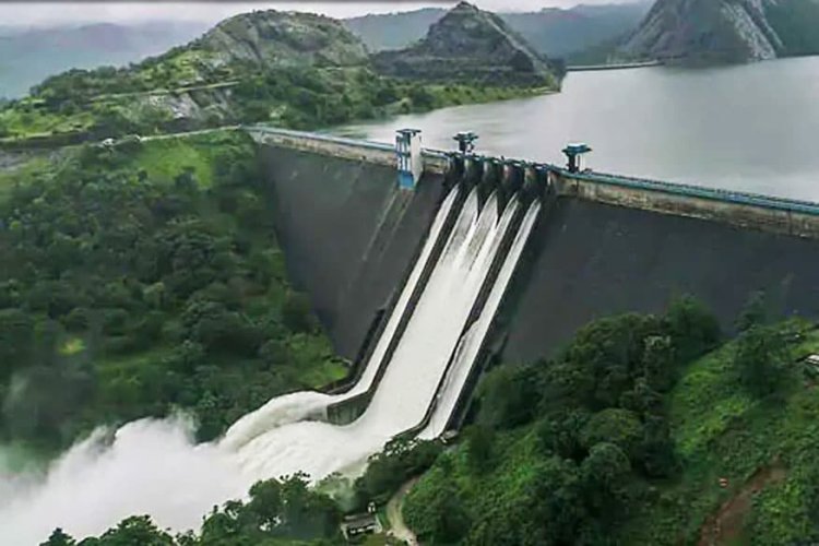 തമിഴ്നാട് മുല്ലപ്പെരിയാറിലെ ഷട്ടറുകള് മുന്നറിയിപ്പില്ലാതെ തുറന്നു; നിരവധി വീടുകളില് വെള്ളം കയറി