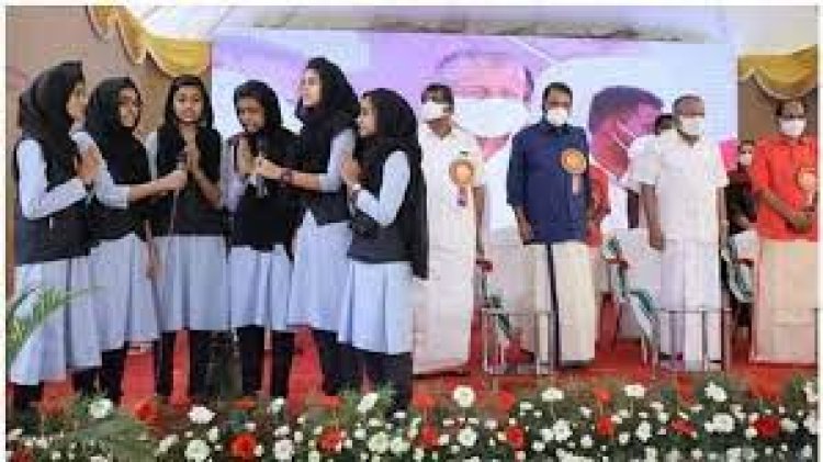 മുഖ്യമന്ത്രി പങ്കെടുത്ത ചടങ്ങില് ഹിജാബ് ധരിച്ച പെണ്കുട്ടികളുടെ പ്രാര്ഥനാഗാനം; ചിത്രങ്ങള് വൈറല്
