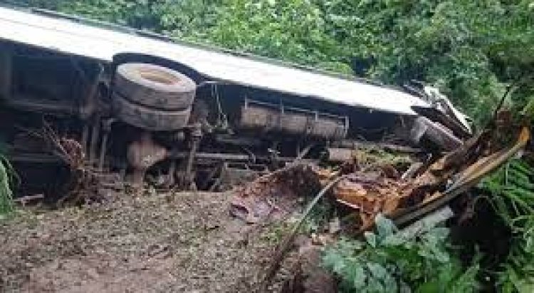 തൃശൂരിൽ വിദ്യാർഥികൾ സഞ്ചരിച്ച ടൂറിസ്റ്റ് ബസ് മറിഞ്ഞ് അപകടം